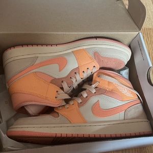 LIKE NEW Jordan 1s - Peach Apricot - 2021